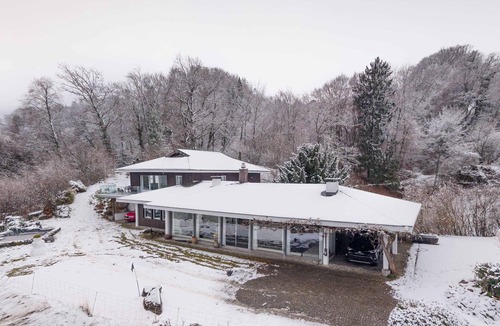 Spiez Apartment | Spacious Lake and Mountain View Villa - 15 min to Interlaken