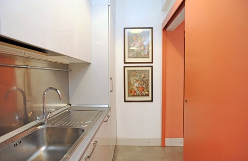 Chinatown Apartment | Splendid fully furnished loft on two floors that can accommodate up to 6 people. It is located in an internal courtyard.They are 150 sqm ground floor + 70 mg basement.At the entrance a living room/office with a beautiful library, a fully equipped kitc