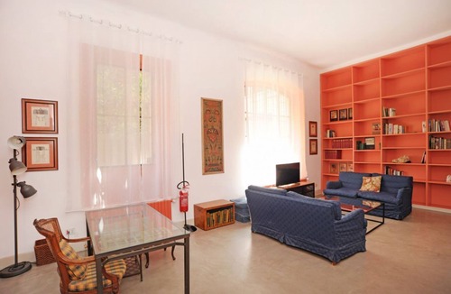 Chinatown Apartment | Splendid fully furnished loft on two floors that can accommodate up to 6 people. It is located in an internal courtyard.They are 150 sqm ground floor + 70 mg basement.At the entrance a living room/office with a beautiful library, a fully equipped kitc