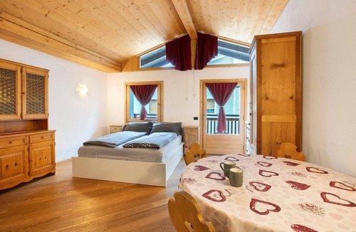 Bormio Apartment | Studio Apartment 'Premesan 3' with Mountain View, Balcony and Wi-Fi