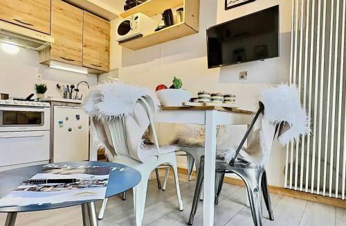 Le Lavachet Apartment | Studio cabine avec balcon Sud à 5 min des pistes, wifi inclus - FR-1-411-905