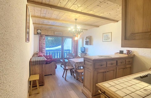 Combloux Apartment | Studio cosy avec cabine, pied des pistes à Combloux, balcon, casier à skis, équipements modernes - FR-1-560-56