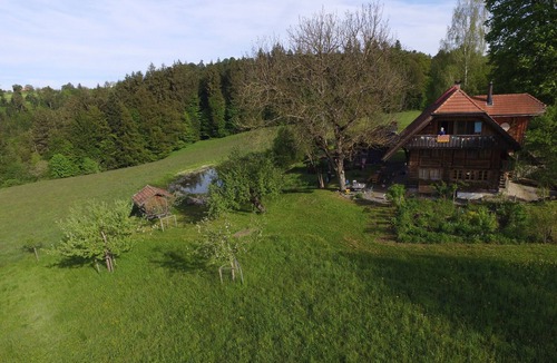 Rueggisberg Apartment | Studio in farmhouse, biodiverse with pond & sauna, pure nature