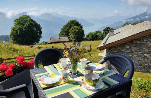 Peglio House | Stunning private villa for 6 guests with WIFI, TV, patio and pets allowed