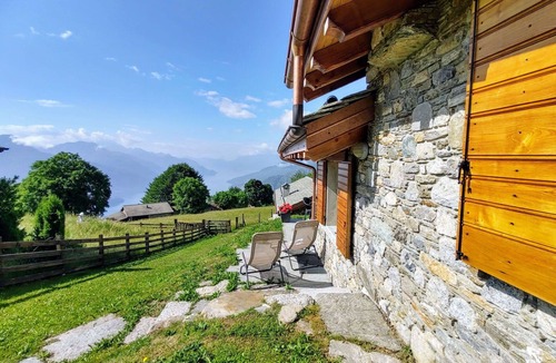 Peglio House | Stunning private villa for 6 guests with WIFI, TV, patio and pets allowed