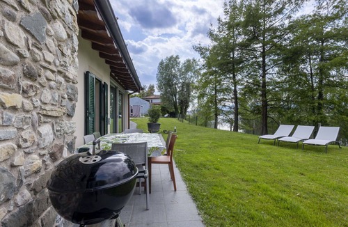 Paratico Villa | Stunning private villa for 6 people with A/C, private pool, WIFI, TV, patio and pets allowed