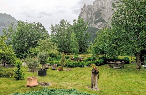 Innertkirchen Villa | Stunning villa for 2 guests with WIFI, TV, patio and panoramic view