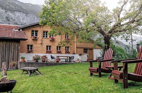 Innertkirchen Villa | Stunning villa for 2 guests with WIFI, TV, patio and panoramic view