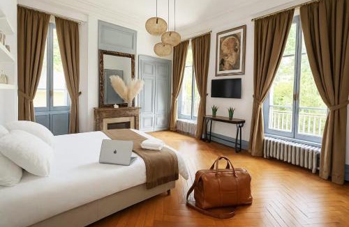 Grand Clement Apartment | Suite Bellecour by Château GrandClément - Élégance historique, 3 chambres, Parc - Parking - Piscine - Wifi - à 10 min de Lyon