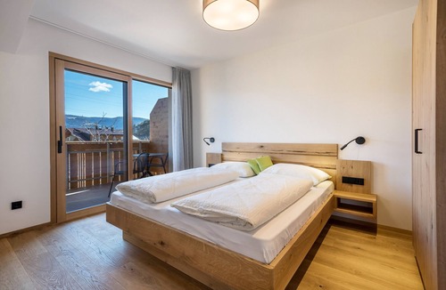 Lana Apartment | "Sunnig - Apartment Morgensonne" with Mountain View, Balcony & Wi-Fi