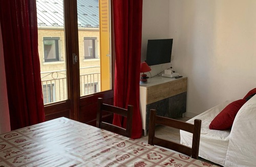 Saint-Julien-Mont-Denis Apartment | T3 Saint Julien Montdenis Apartment with Mountain View, Private Terrace and Wi-Fi