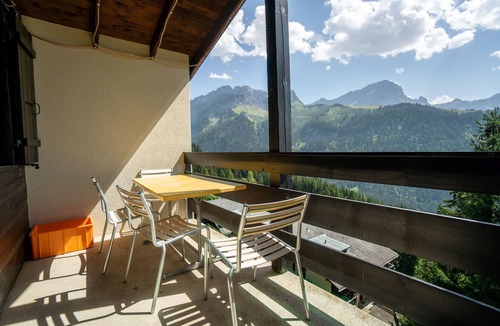 Alpe des Chaux Apartment | The apartment is located in Les Arsets - approx. 1.5 km from the start of the Fracherets ski lift co
