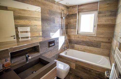 Leukerbad Apartment | The Cristal apartment house is situated in a quiet, sunny and central location