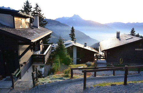 Alpe des Chaux Apartment | The studio is located in Les Arsets, about 1km from the start of the Fracherets ski lift, linking th