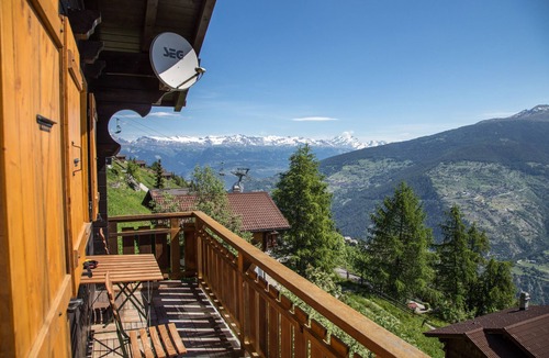 Heremence Ski Chalet | This stunning, bright and comfortable chalet can accommodate up to 8 people. Located on the Chemin d