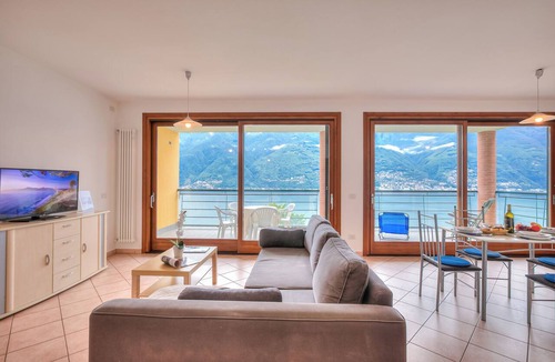 Tronzano Lago Maggiore Apartment | Va Pensiero sul Lago: Lake Maggiore Stunning View Balcony, Maccagno con Pino Tronzano, Italy