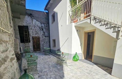 Capo di Ponte House | VICOLO STORICO Room - Grandfather Angelo's HOUSE