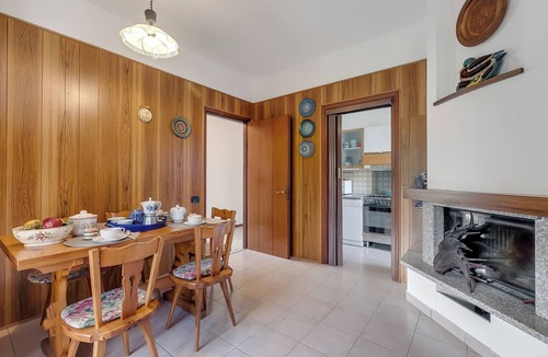 Reno Villa | Villa Eva: Leggiuno 5-Bed Villa for Families & Groups (Sleeps 10), Leggiuno, Italy