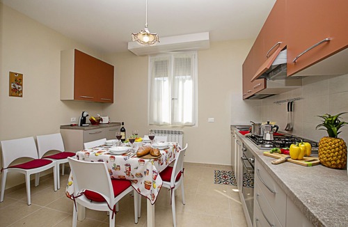 Desenzano del Garda Apartment | Villa Mimosa Near Desenzano Old Town Apt 4 Parking, A/C, WiFi, Desenzano Del Garda, Italy
