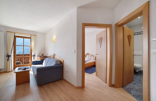 Lagundo Apartment | Wiedmairhof Apartment 'Morgenduft' with South-facing balcony, Shared Terrace and Garden and Wi-Fi
