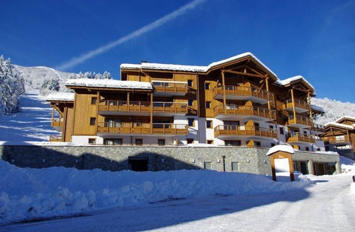 Valmorel Apartment | Wifi, 180m from ski slopes, 3rd floor, view mountain, balcony, parking, tv, ski locker, 79m²