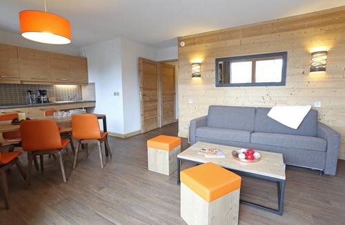 Les Menuires Apartment | Wifi, 50m from resort center, swimming pool, hammam, terrace, balcony, tv, ski locker, 132m²