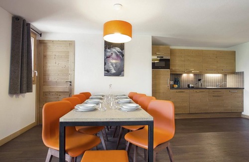Les Menuires Apartment | Wifi, 50m from resort center, swimming pool, hammam, terrace, balcony, tv, ski locker, 132m²