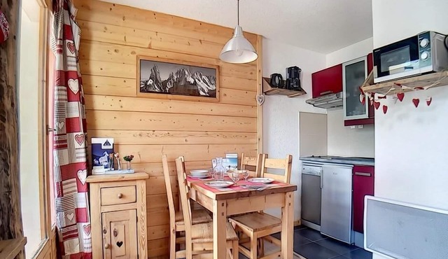 10m from shops, 2nd floor, balcony, tv, ski locker, 22m², Les Menuires