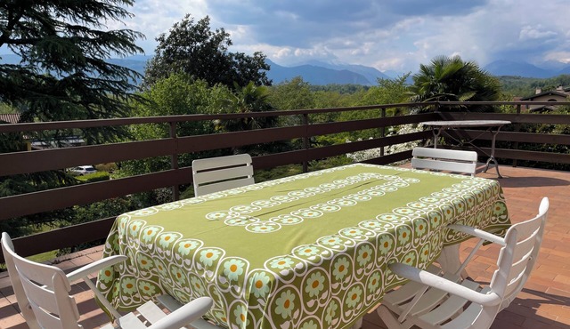 3 minutes from the lake, with a large terrace and garden