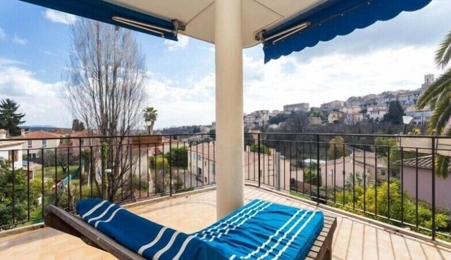 3-room apartment of 80 m2 not overlooked in a small, good standing, quiet residence.