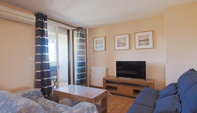 5 min walk to the beach, quiet location, sleeps 4, fully equipped with storeroom, parking and.