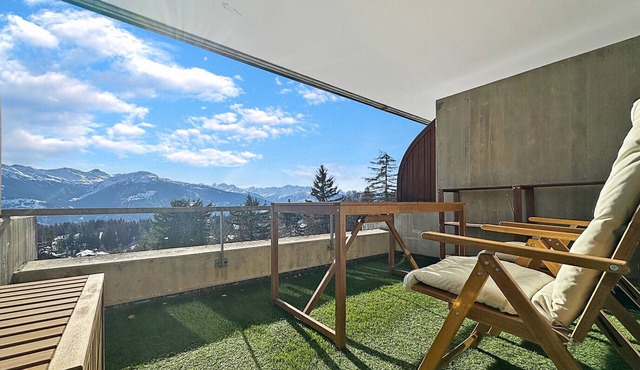 Alpine Club Retreat - Central Studio, Pool & View