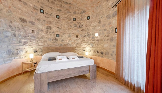 Apartment 'Casa Dolce Casa Al Castello' with Lake View, Wi-Fi and Air Conditioning