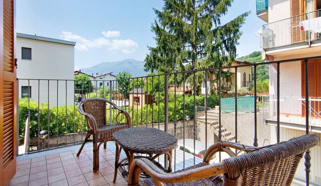 Apartment "Colorful" with Mountain View and Private Garden