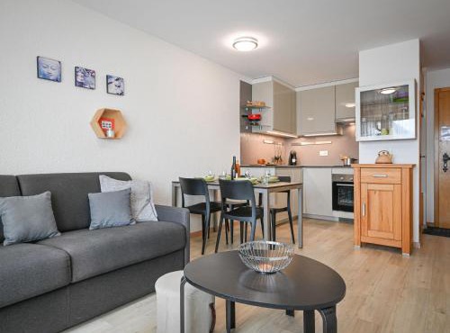 Apartment Eaux-Vives 213 by Interhome