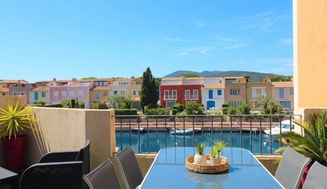 Apartment for 4 people with a pool and views of La Giscle, located in Port Cogolin