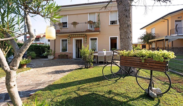 Apartment 'Les Amis' with Private Garden, Wi-Fi and Air Conditioning