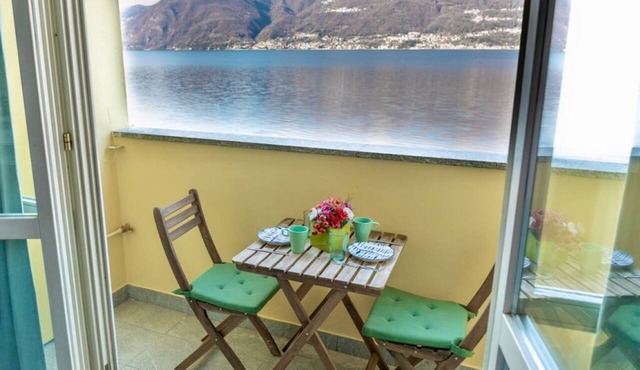 Apartment on the beach facing Lake Como. Air conditioning, wifi, internal parking and beach access are free!The house is located right in front of the lake, from where you can enjoy the beautiful view of the lake. Bellano center and Bellano Tartavalle Te