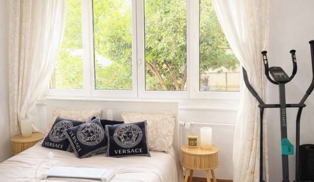 Apparently within walking distance of the center, lake, historic monuments, shopping and Old Town