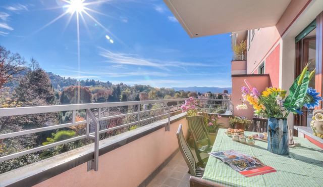 Appartamento Residenza Chiara: Sunny Balcony and Mountain View, Laveno Mombello, Italy