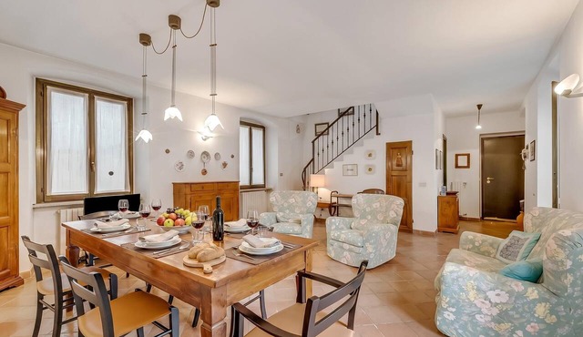 Apt. Annamaria: Family-Friendly 2BR Central Base for Trips, Laveno Mombello, Italy