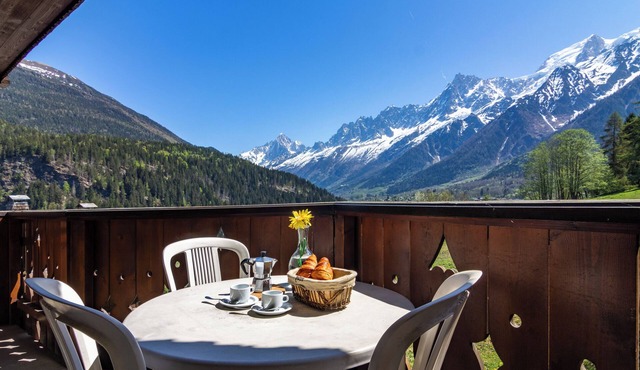 Apt Bellachat10 for 4 w/pool & 120m to lift, Les Houches (Chamonix), France