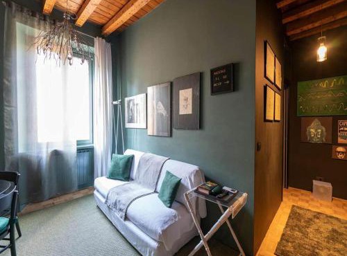 Artistic flat w wooden beams, Porta Venezia