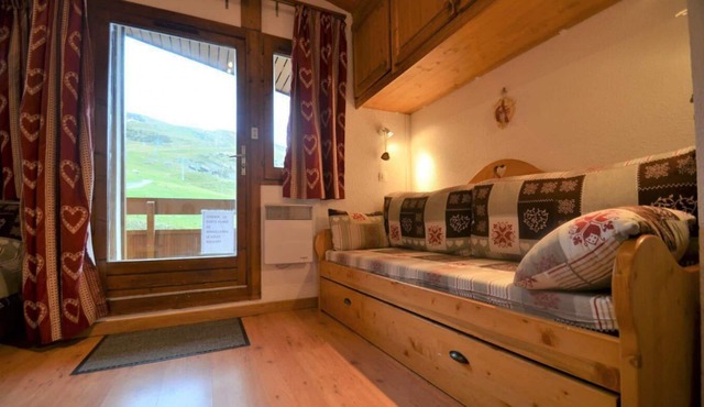 At the foot of shops, 5th floor, view ski slopes, balcony, tv, 25m², Les Menuires