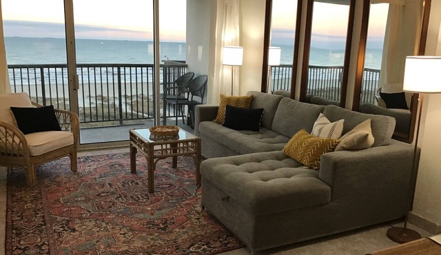 Beachfront condo on East Beach. Gulf, bay views. EV charger. Full kitchen, wifi. in Galveston