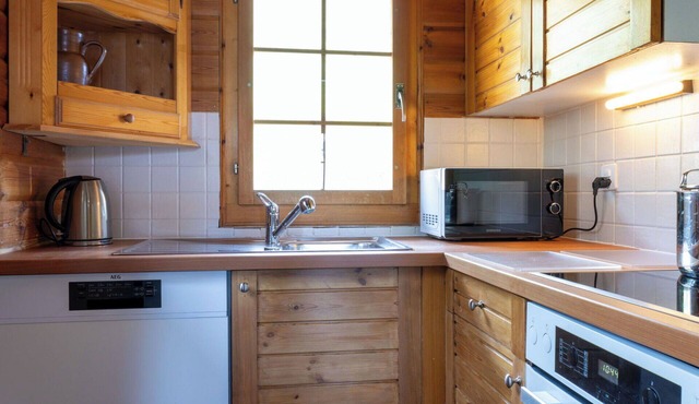 Beautiful private villa for 7 guests with balcony and pets allowed