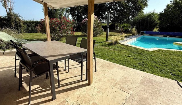 Bed and Breakfast in a renovated farmhouse, swimming pool, peaceful setting, pets welcome, naturist in Lafitole