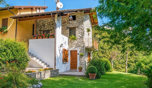 Bel Pace vacation apartment with garden and mountain view