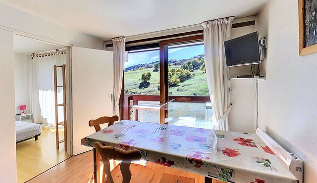 Bright 2-room apartment, balcony, slopeside
