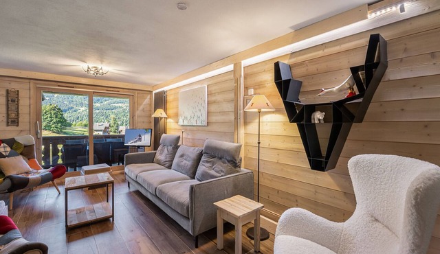 Bright ski-in duplex with pool access and parking